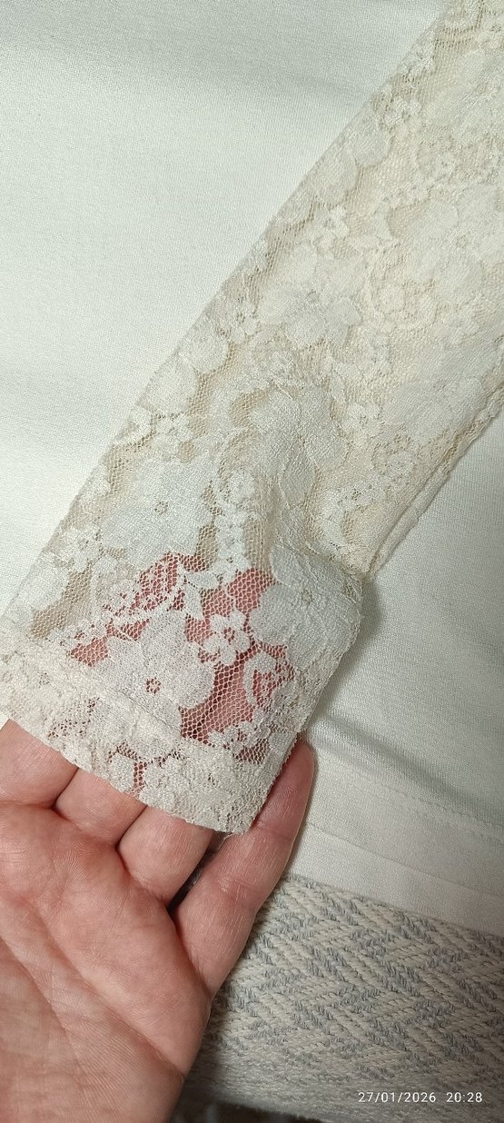 Dantel Kollu Krem Yüksek Yakalı Bluz - Görsel 3