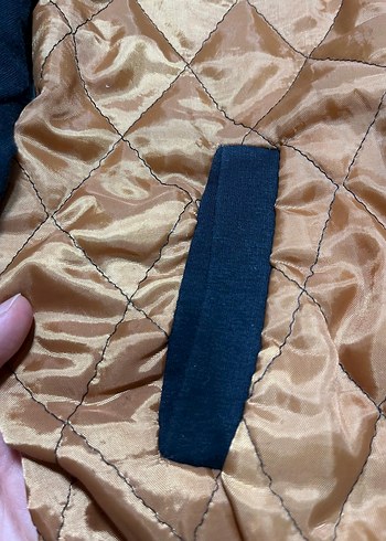 Kahverengi Kapüşonlu Erkek Çocuk Mont Sıcak Tutuyor - Görsel 3