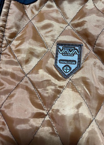 Kahverengi Kapüşonlu Erkek Çocuk Mont Sıcak Tutuyor - Görsel 2