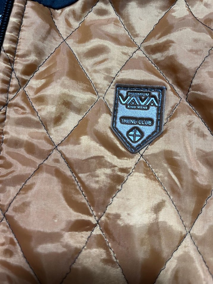 Kahverengi Kapüşonlu Erkek Çocuk Mont Sıcak Tutuyor - Görsel 2