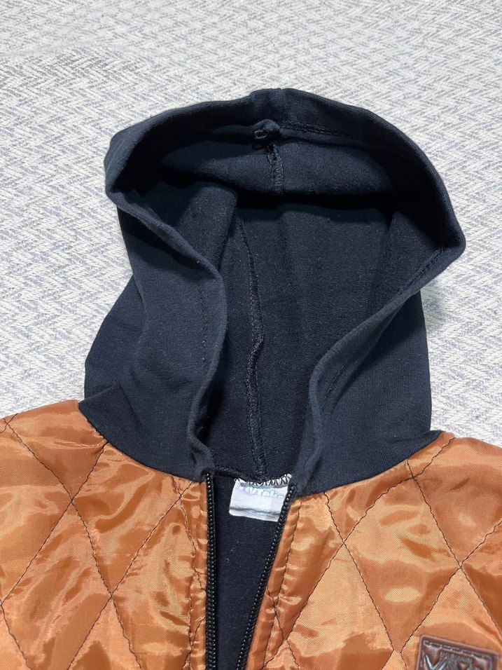 Kahverengi Kapüşonlu Erkek Çocuk Mont Sıcak Tutuyor - Görsel 5