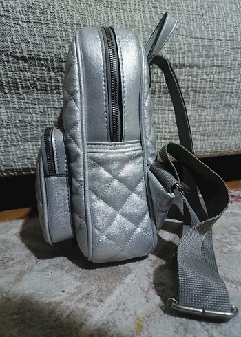 Gri Kadın Kapitone Sırt Çantası - GUESS - Görsel 3