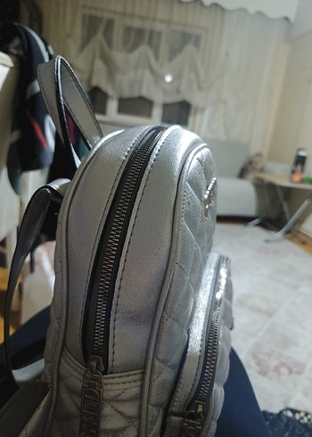 Gri Kadın Kapitone Sırt Çantası - GUESS - Görsel 4