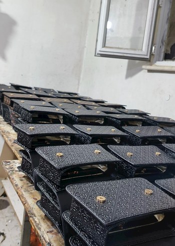  Beden Siyah Zincir Detaylı GUESS Kadın Çanta
