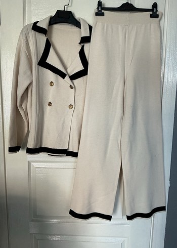 Düğmeli Beyaz Triko Hırka Siyah Detaylı takımlı - Görsel 2