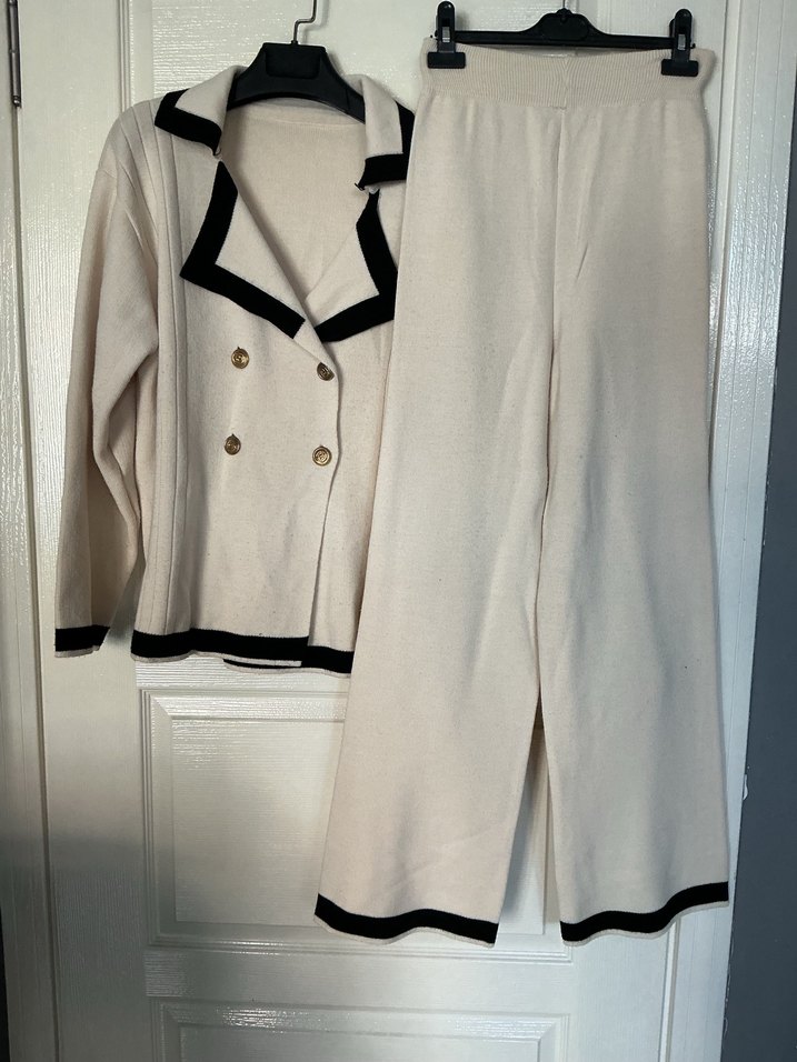 Düğmeli Beyaz Triko Hırka Siyah Detaylı takımlı - Görsel 2