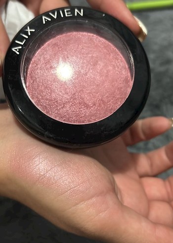 Alix Avien Pembe Parlak Allık ve eyeliner