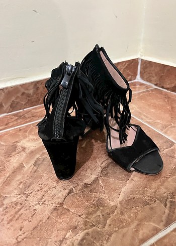 Püsküllü Siyah Süet Yüksek Topuklu Kadın Ayakkabı - Görsel 3
