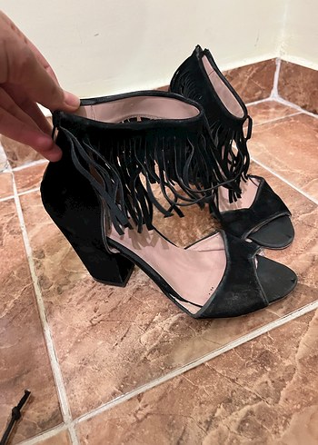 Püsküllü Siyah Süet Yüksek Topuklu Kadın Ayakkabı - Görsel 2