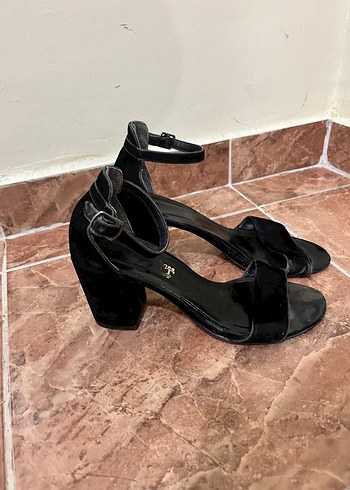 Klasik Siyah Topuklu Kadın Ayakkabı - Görsel 2