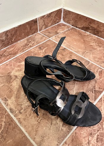 Siyah Deri Zincir Detaylı Kadın Topuklu Sandalet - Görsel 3