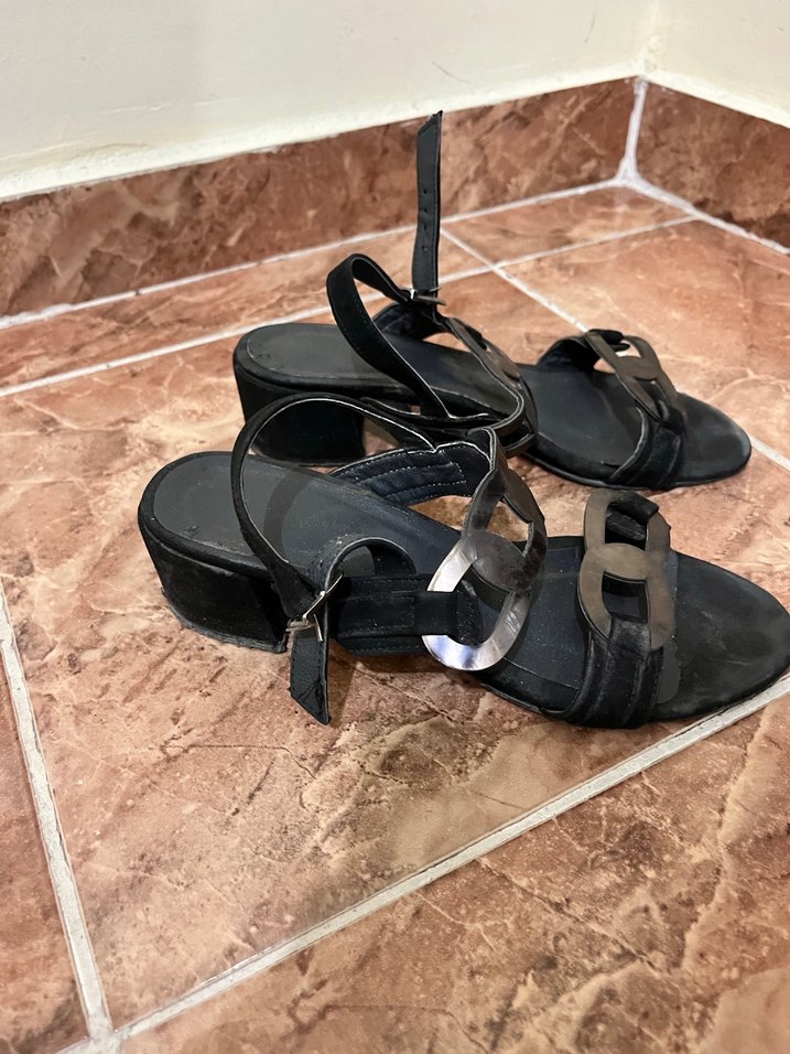 Siyah Deri Zincir Detaylı Kadın Topuklu Sandalet - Görsel 2