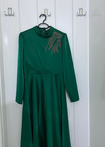 Uzun Kollu Yeşil İşlemeli Abiye Elbise - Görsel 2