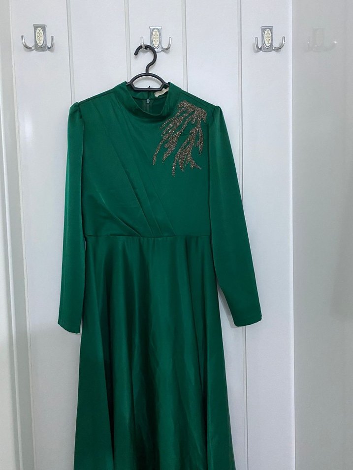 Uzun Kollu Yeşil İşlemeli Abiye Elbise - Görsel 2