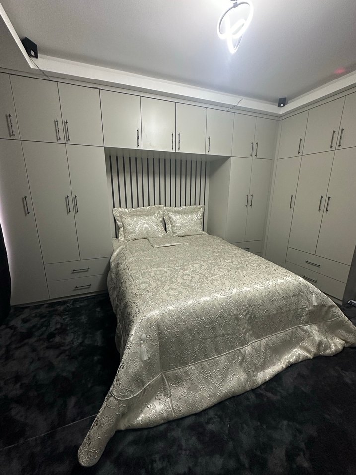 Gri İşlemeli Yatak Örtüsü - Görsel 2