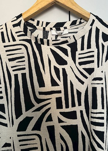 Siyah Beyaz Baskılı Kısa Kollu Tişört - Görsel 2