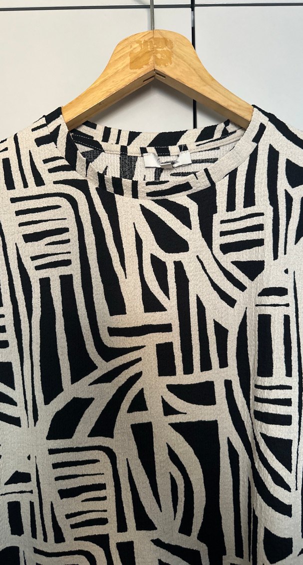 Siyah Beyaz Baskılı Kısa Kollu Tişört - Görsel 2