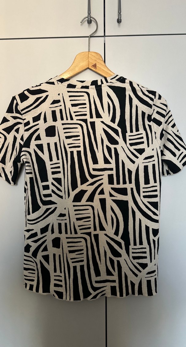 Siyah Beyaz Baskılı Kısa Kollu Tişört - Görsel 3