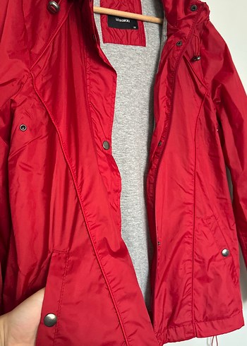 Kırmızı yağmurluk - Görsel 4