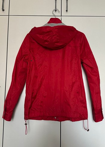Kırmızı yağmurluk - Görsel 2