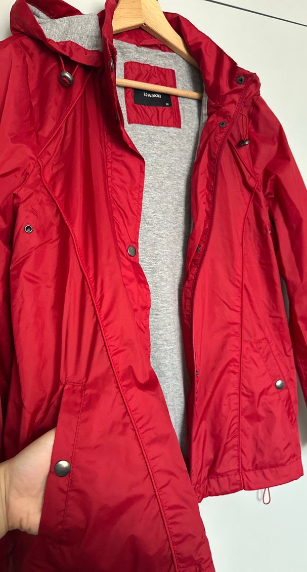 Kırmızı yağmurluk - Görsel 4