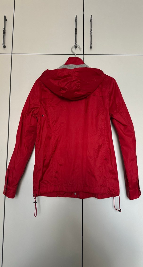 Kırmızı yağmurluk - Görsel 2