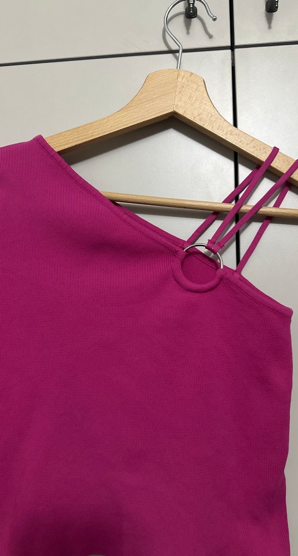 Asimetrik Tek Kollu Koyu Pembe Crop Top - Görsel 2