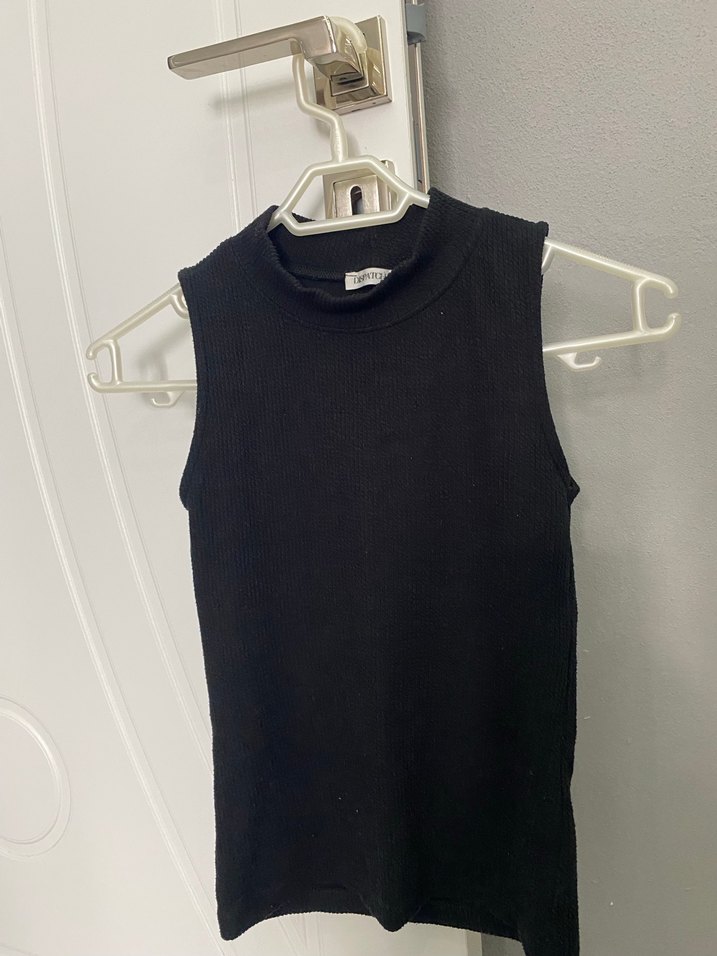 Siyah Yüksek Yakalı Kolsuz Kadın Atlet - Görsel 2