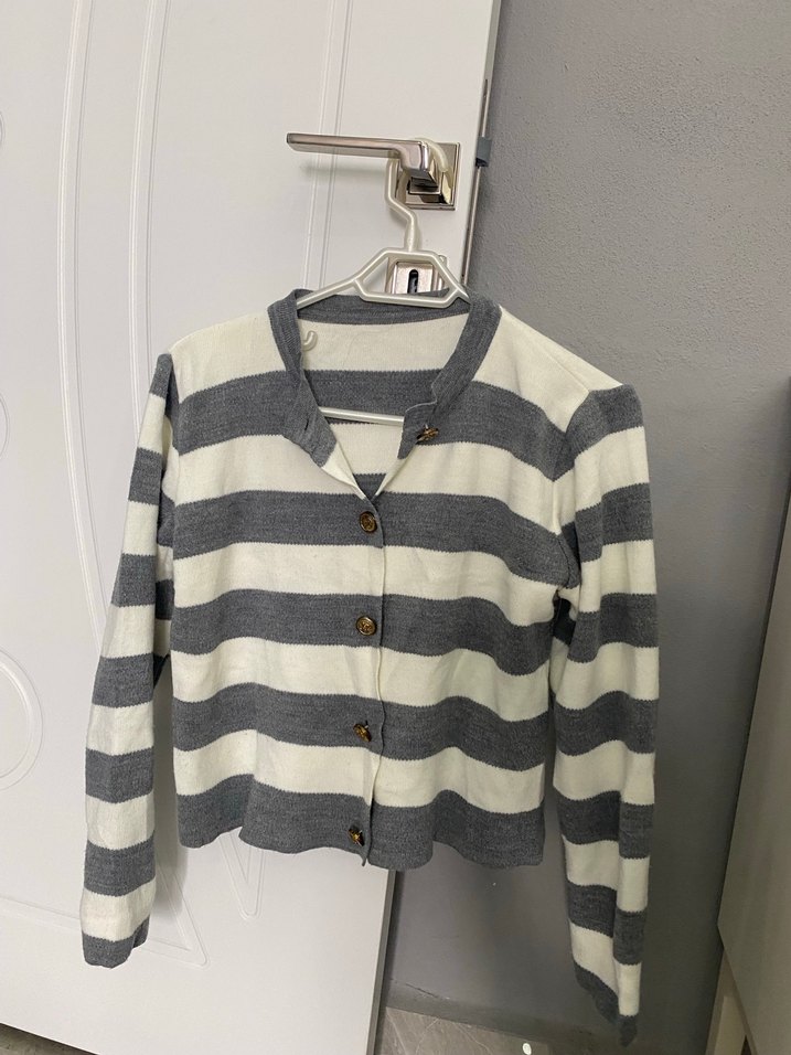 Düğmeli Gri Çizgili Kadın Hırka - Görsel 2