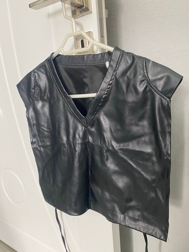 Siyah V Yakalı Kolsuz Deri Kadın süveter - Görsel 2