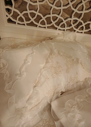 İşlemeli Beyaz Yatak Örtüsü - Görsel 3