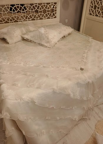 İşlemeli Beyaz Yatak Örtüsü - Görsel 2
