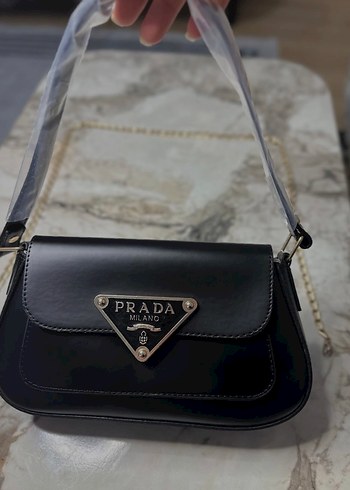 Prada Siyah Deri Kadın Omuz Çantası