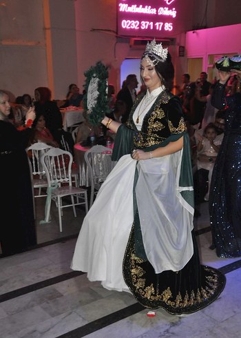 Yeşil Drapeli Straplez Uzun Kına Elbisesi - Görsel 4