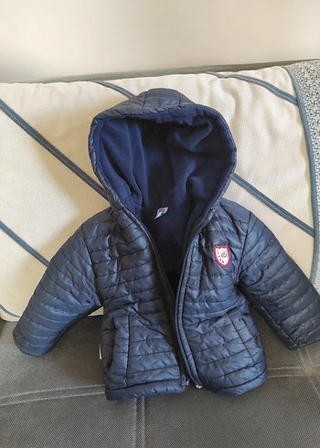 Siyah Kapüşonlu Erkek Çocuk Mont