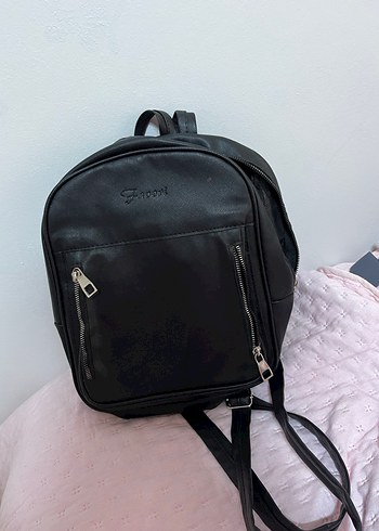 Siyah Kadın Deri Sırt Çantası - Görsel 2