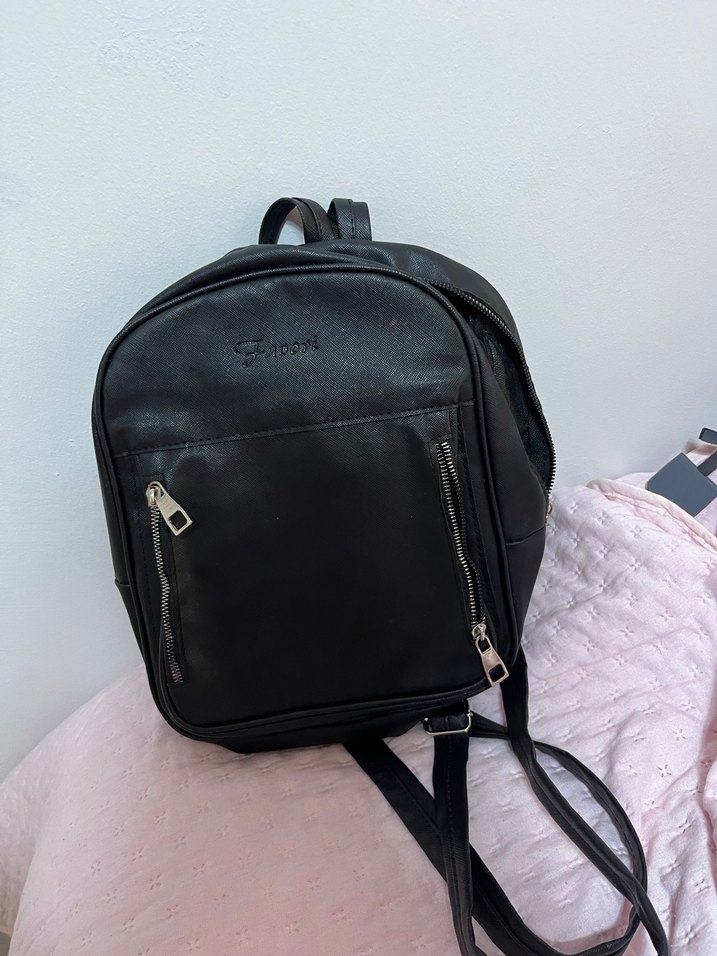 Siyah Kadın Deri Sırt Çantası - Görsel 2