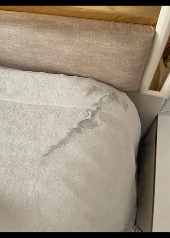 Beden Gri Nakışlı Beyaz Yatak Örtüsü