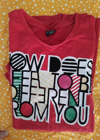 Renkli Baskılı Kırmızı Tişört - Görsel 3