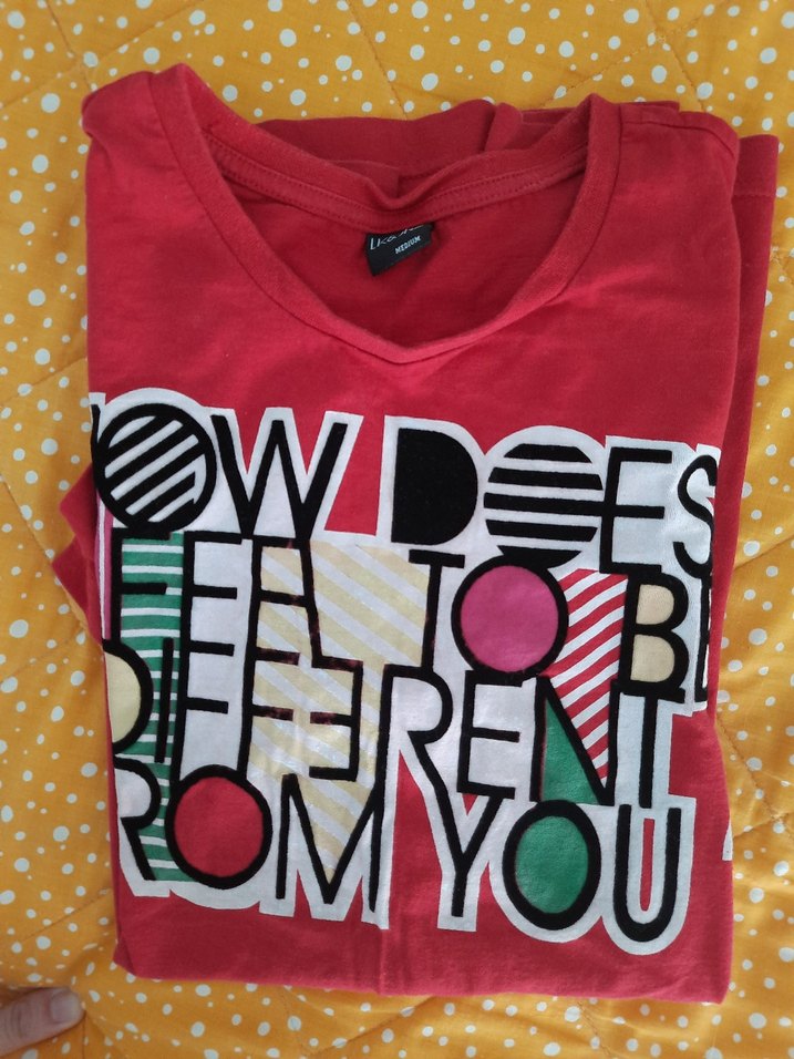 Renkli Baskılı Kırmızı Tişört - Görsel 3