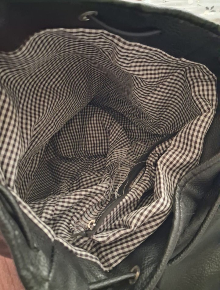 Siyah Deri Tokalı Sırt Çantası - Görsel 3