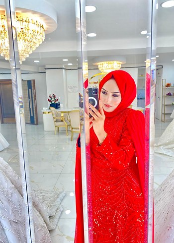 Kırmızı Tesettür Abiye Şalıyla beraber kiralıktır