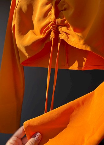 H&M Sarı Turuncu göğüs dekolte bağ detay Crop Bluz - Görsel 5