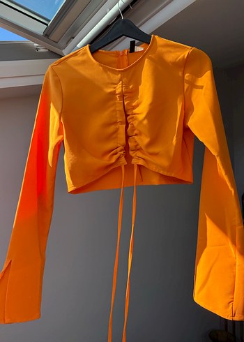 H&M Sarı Turuncu göğüs dekolte bağ detay Crop Bluz - Görsel 2