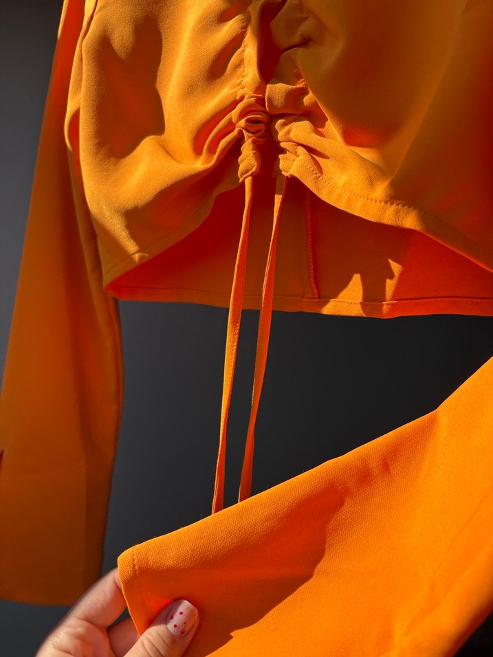 H&M Sarı Turuncu göğüs dekolte bağ detay Crop Bluz - Görsel 5