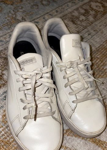 Adidas Beyaz Kadın Spor Ayakkabı - Şık ve Rahat - Görsel 7