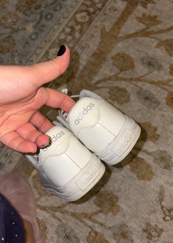 Adidas Beyaz Kadın Spor Ayakkabı - Şık ve Rahat - Görsel 2