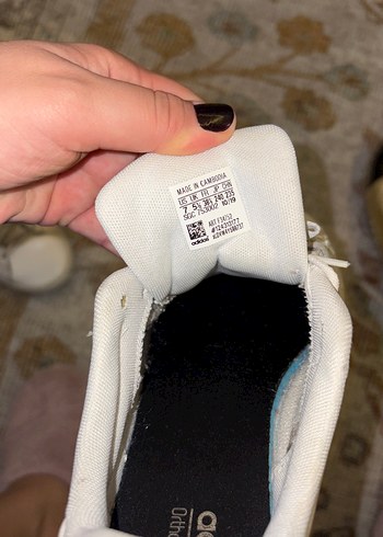 Adidas Beyaz Kadın Spor Ayakkabı - Şık ve Rahat - Görsel 6