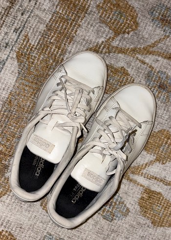 Adidas Beyaz Kadın Spor Ayakkabı - Şık ve Rahat - Görsel 4