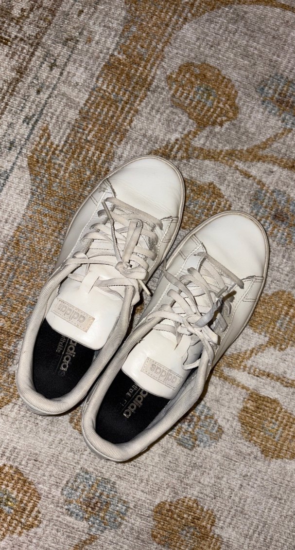 Adidas Beyaz Kadın Spor Ayakkabı - Şık ve Rahat - Görsel 4